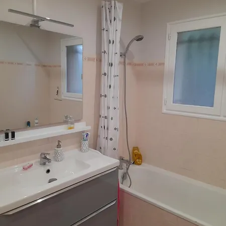 Charmante Maison Renovee Dans Quartier Calme, A 2,5 Kilometres De La Plage, Pour 6 Personnes