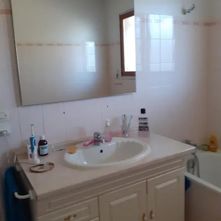 Charmante Maison Renovee Dans Quartier Calme, A 2,5 Kilometres De La Plage, Pour 6 Personnes Ferienhaus *